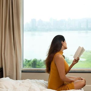 One-Bedroom Apartment Lake View